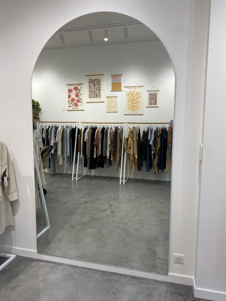 Miroir en arche posé par AMA Miroiterie Landes dans une boutique