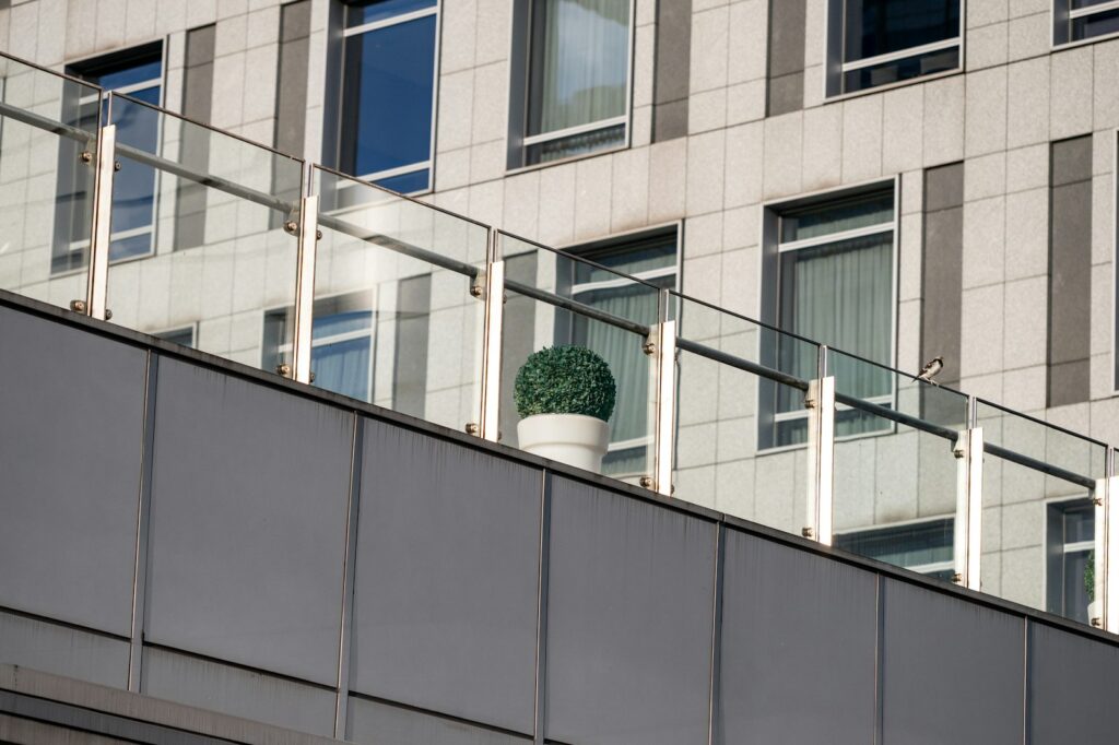 Garde-corps en verre sur balcon de façade – garde-corps Landes 40