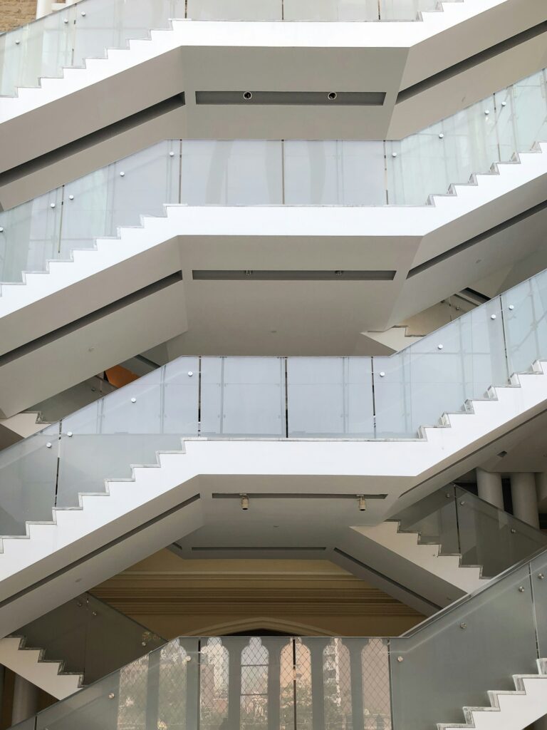 Garde-corps en verre le long d’un escalier intérieur – Dax